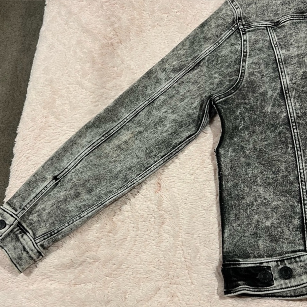 Like New Guess Black and Gray Denim Jacket Bleach Wash Size Large Men’s - Picture 12 of 17